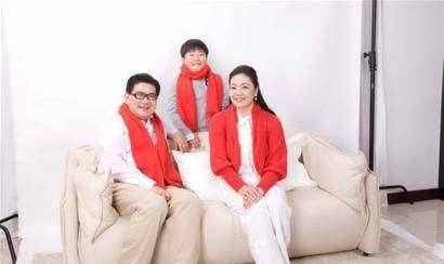 原创主持人曹可凡儿子近照曝光,与姚明同框,颜值和身材都遗传了爸爸