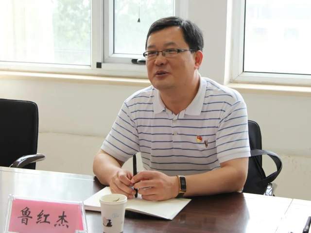 鲁红杰先后观看了林州市慈善总会文化宣传版面,与慈善