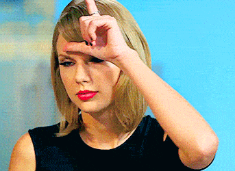 胆小鬼 [非正式]  例句: im scared of the dark.