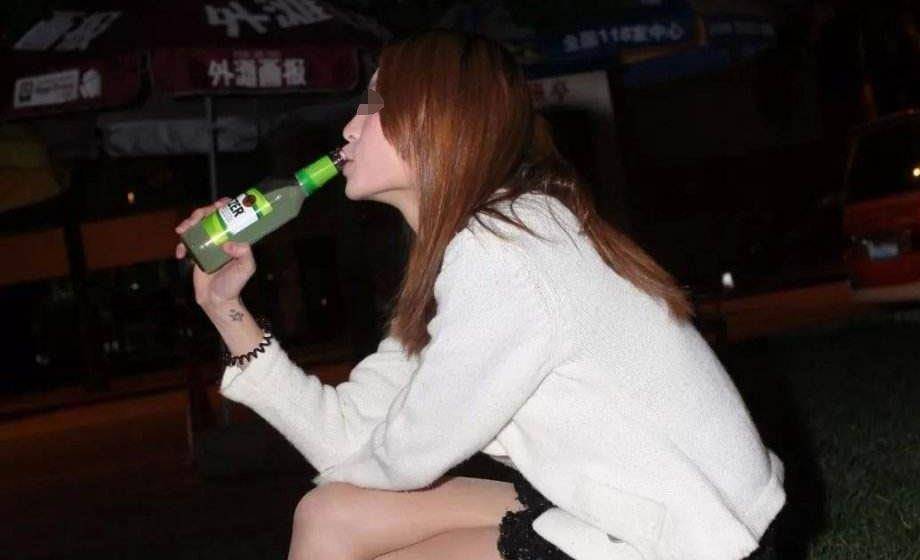 失恋女子发酒疯砸坏舷窗,造成飞机紧急降落,被抓后当场装失忆