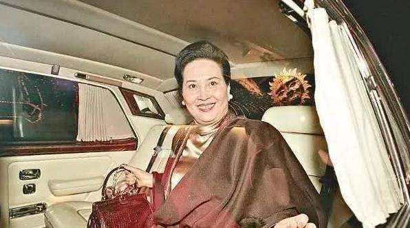 她是"香港甄嬛",14岁便成为豪门阔太,何超琼也被当成"