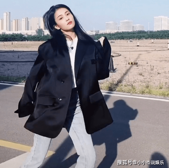 白鹿大热天穿着厚外套跳舞为避免误会连忙解释封闭路段拍的