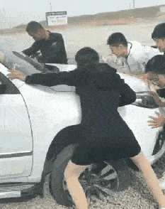 搞笑gif图:妹纸,这个比例有点诡异