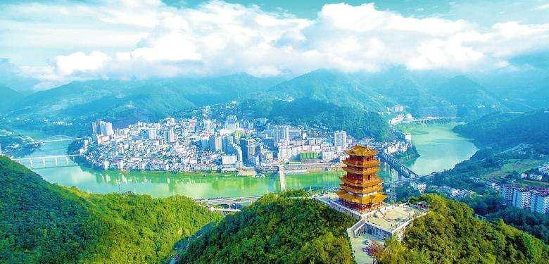 这个县被誉为陕西最美县城,境内万山重叠,两条河谷将全县分割