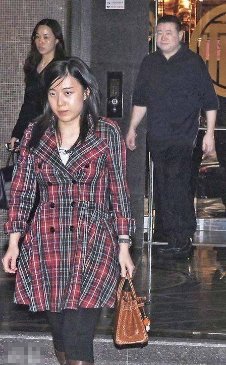 原创刘銮雄扶甘比上位,她不负众望,一年内令他亏损200亿!