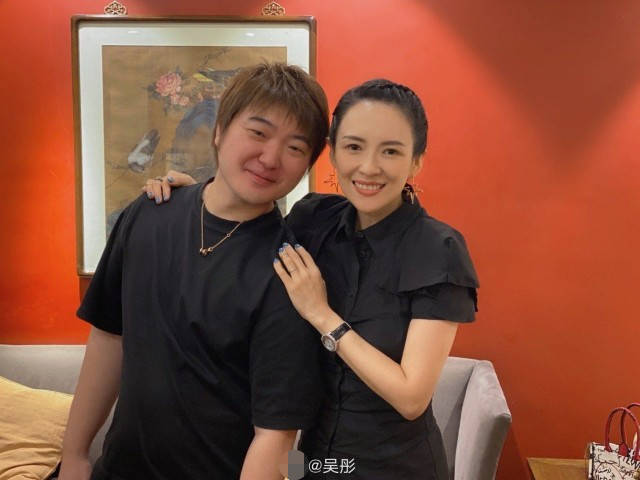 章子怡与浙江卫视导演吴彤聚会合影,汪峰怎么又黏着老婆?