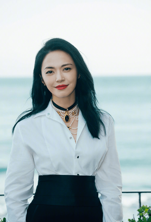 40岁姚晨事业,时尚直线飙升,高端的穿搭品味成中年女性形象模范!