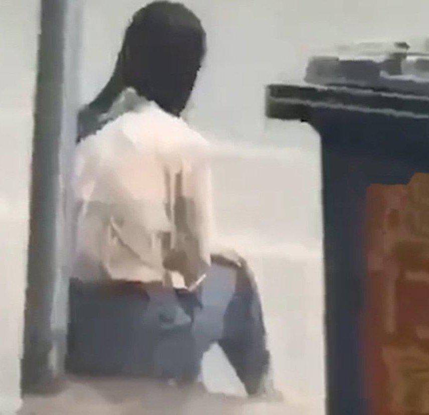 广西:女子独自一人坐在雨中哭泣,衣服湿透,看着让人心疼