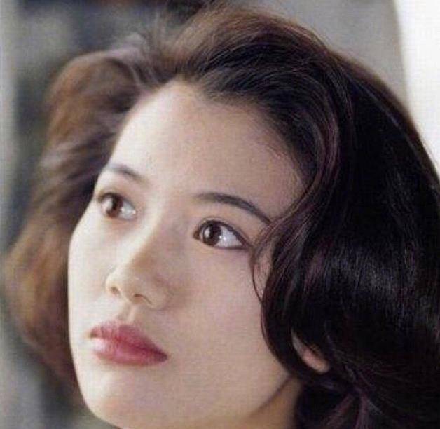 女星年轻时有多美?本以为赵薇够绝色,看到周迅:不食人间烟火