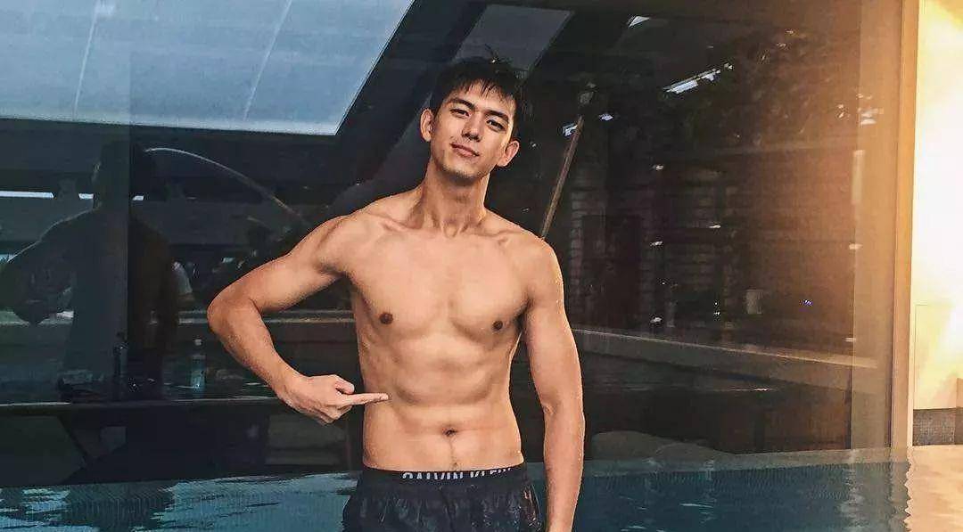 原创李现是"最穷霸道总裁"?送95万项链住豪宅,卡里却只有200块
