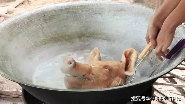 煮了一个多小时,才把这整头猪从锅里捞出来,此时的猪头肉已经被煮熟了