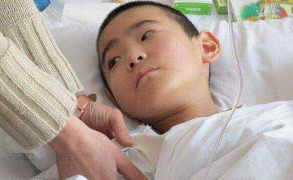 原创糊涂妈挤破"聪明孔",3岁宝宝进医院,这些症状家长要警惕
