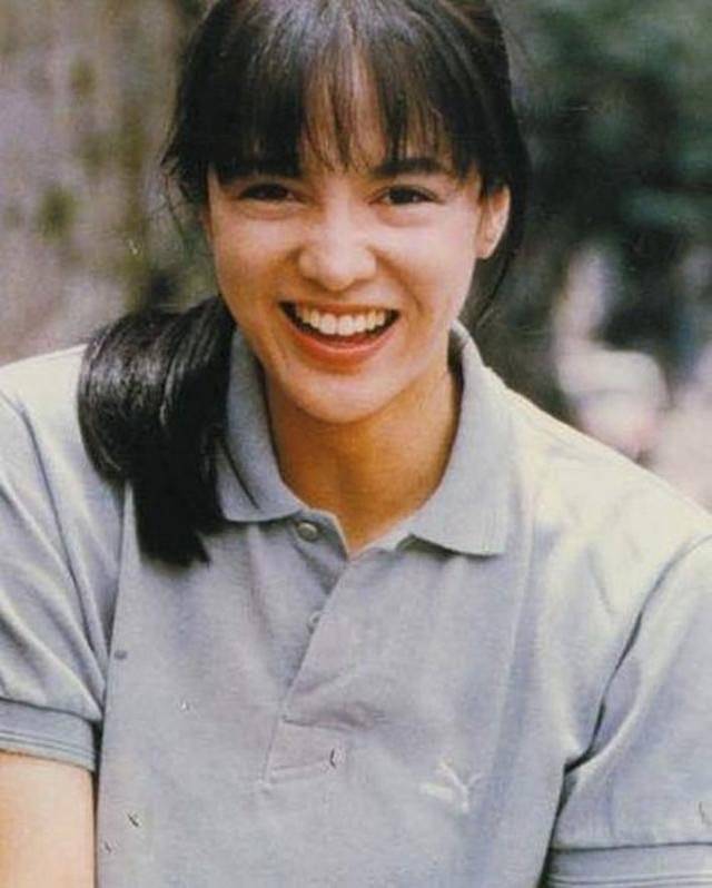 原创至今未婚63岁郑裕玲罕见放年轻时泳装照被赞享受工作不觉寂寞