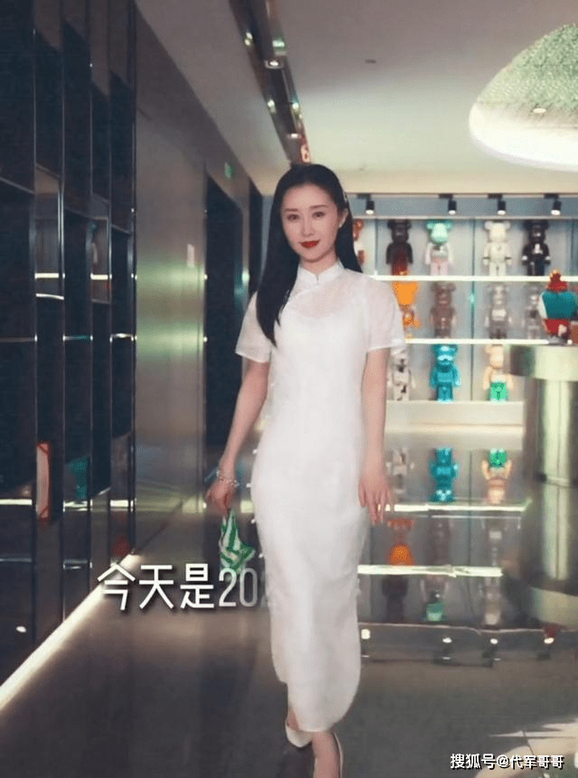 33岁舒畅近照曝光,身穿白色旗袍尽显熟女气质,感情生活却成谜