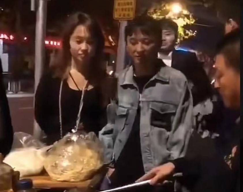 王思聪太爱吃炒饭了吧!深夜携手美女,再次现身路边摊!