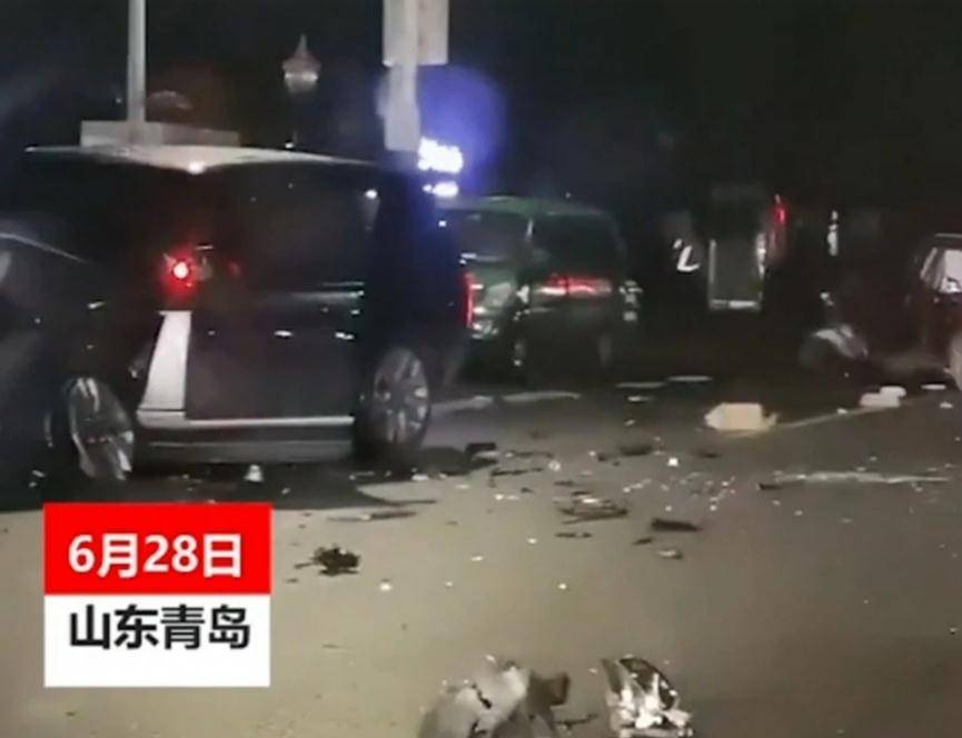 原创山东青岛6车连撞,夜间马路上残渣遍地,事故车辆无一幸免