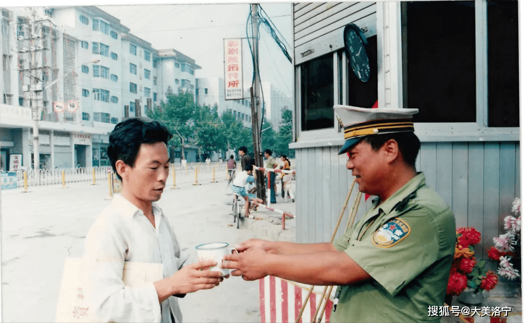 颜色,样式也在变,不变的是人民警察服务为民的初心一代又一代传承着