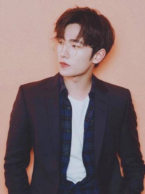 杨洋:我戴眼镜好看,蔡徐坤:我戴也帅气,张新成:就我像老头?