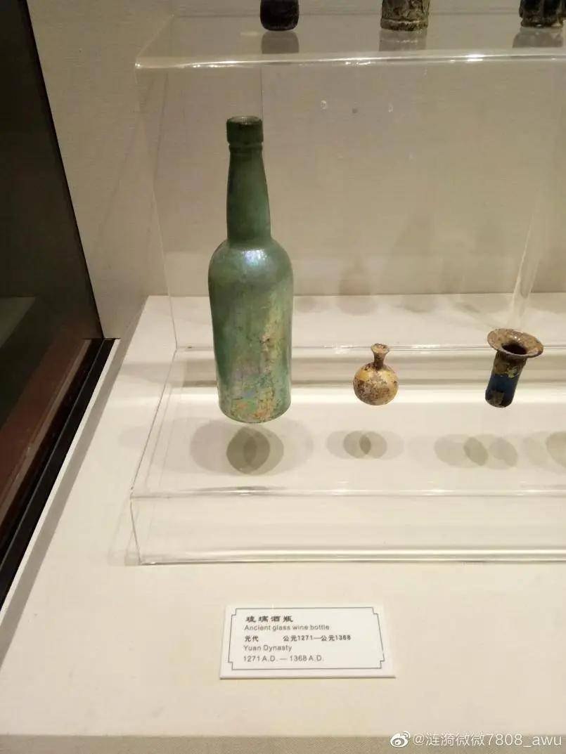 这个瓶子确实不是现代文明产物,确实是出自于元代的琉璃瓶,除了瓶器