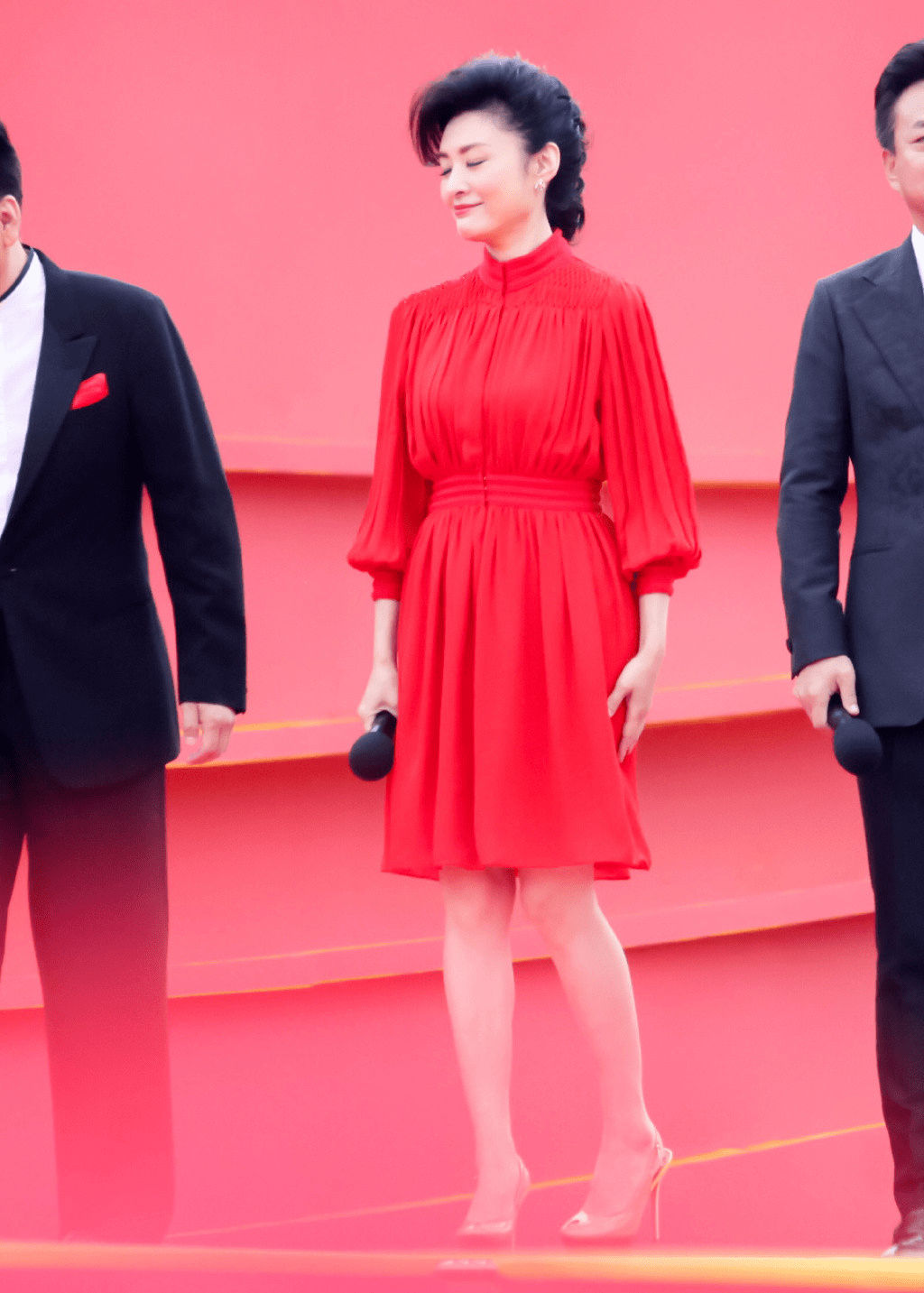 原创周涛大胆穿红裙,显白又显嫩,堪称中年女人的穿搭教科书