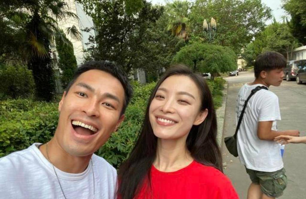 原创杨佑宁晒流金岁月杀青照刘诗诗倪妮开心比耶笑容甜美