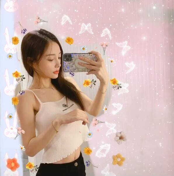 李小璐晒美照身材凹凸有致小蛮腰抢镜,为自己代言做花一样的女人!