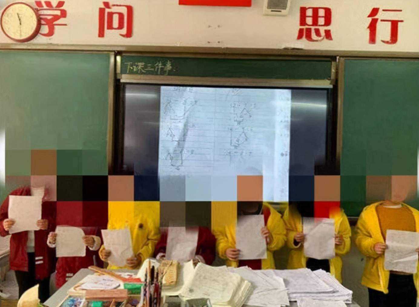 家长不满老师晒学生罚站照片,引发互怼:那你就不要来这个班