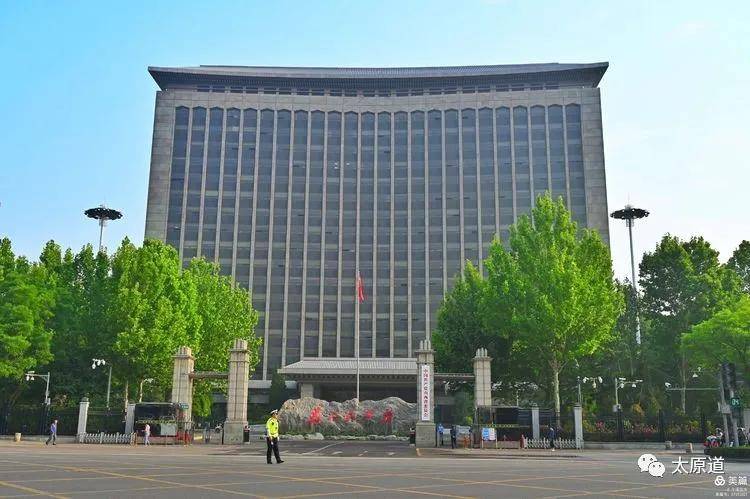 山西省委办公大楼位于大原市迎泽大桥东端,是一座庄严雄伟的现化化