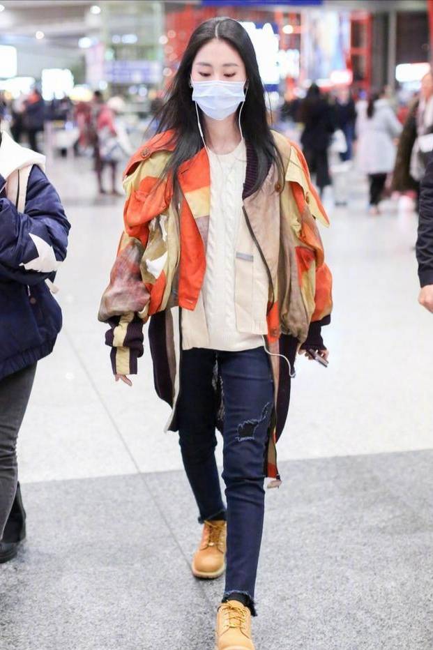 来看一下张碧晨的机场街拍,时尚又酷.