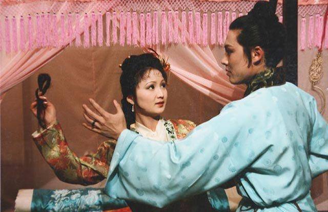 对于贾琏的行为,多姑娘也说,女儿出花儿,凤姐供着娘娘,贾琏也该为此