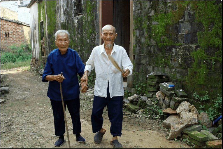 原创农村70岁老人照顾92岁瘫痪父亲,家有长寿老人有时候不一定是好事