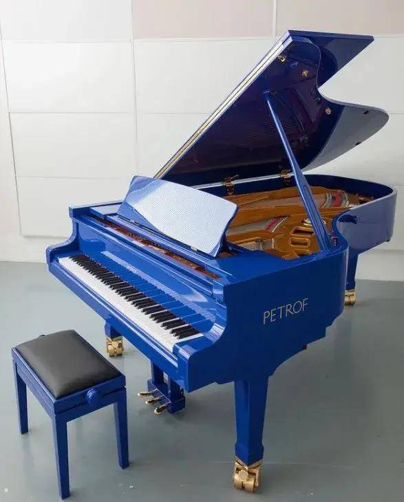 夏天来了,一起来欣赏如彩虹般色彩的佩卓夫钢琴吧!