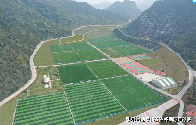 贺州足球小镇拟建46块标准11人制足球场,目前已建成18片,其中15个标准