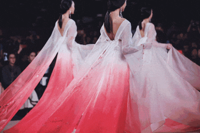 系列中有刺绣唐装的精美,青花瓷做成的衣服,水墨风的山水画还有金线绣