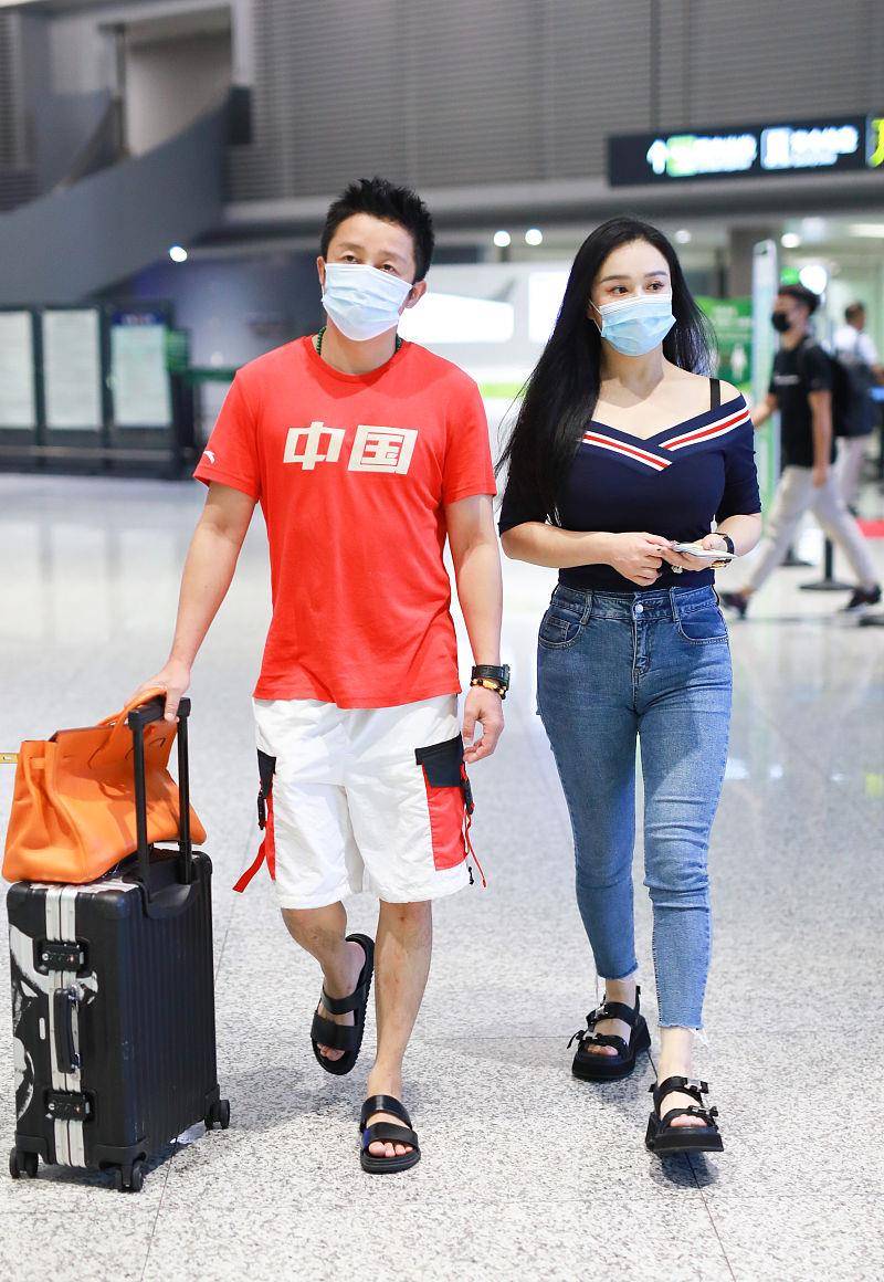 冉莹颖夫妇走机场,冉莹颖沙漏身材穿紧身装,这腰臀比身材很抢镜