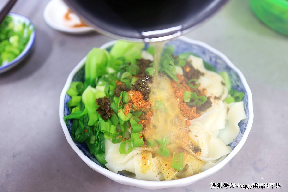 原创夏天最爱的油泼面,一煮一泼,香辣劲道,回回能吃2大碗