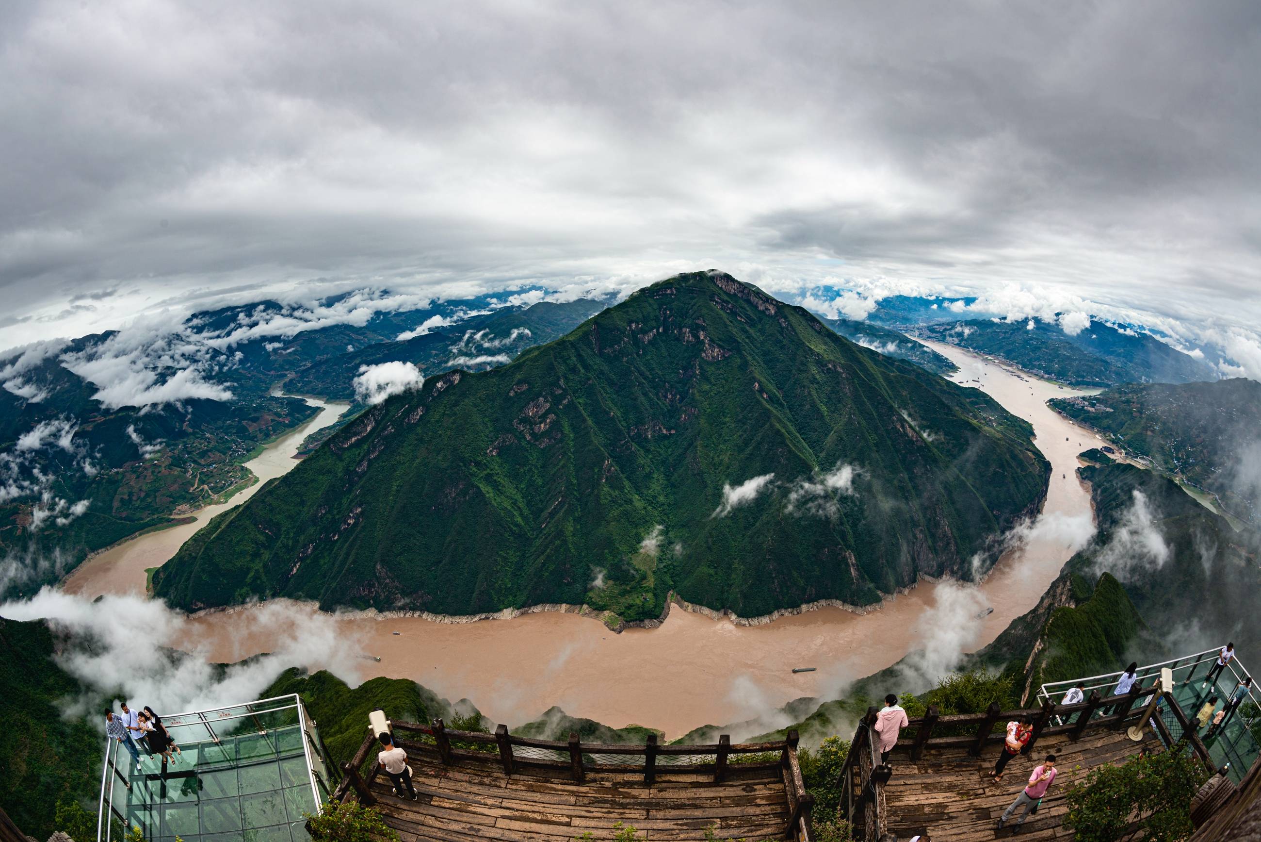 原创登上1388米三峡之巅,从上帝视角俯瞰长江三峡,江河云海如仙境