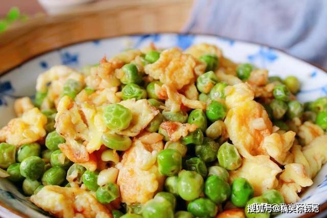 在炒鸡蛋和甜豆的时候,都分别撒少许盐调一下底味,它们俩一起合炒的