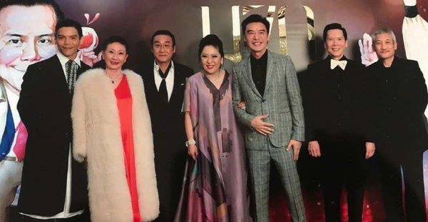 从左到右依次是向佐,施南生,梁家辉,向太陈岚,钟镇涛,向华强,徐克