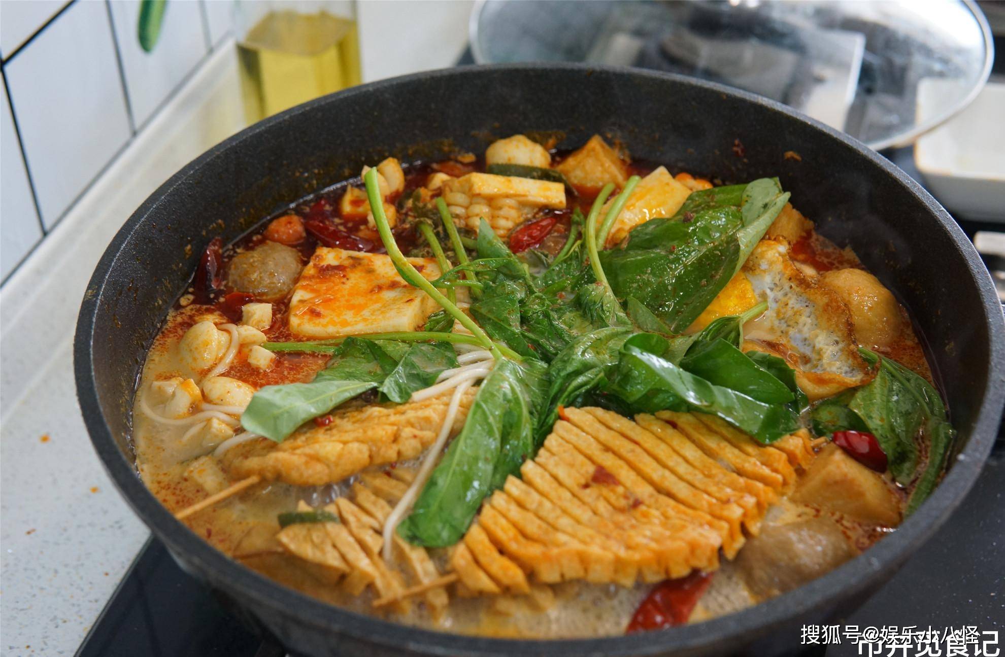 原创做麻辣烫时,汤底多加2味料,汤色奶白滋味鲜香,不管煮啥都好吃