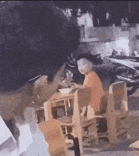 原创搞笑gif:大爷:我什么场面没见过, 我的内心毫无波澜!