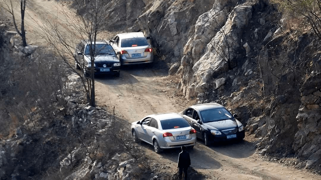 驾驶机动车在没有道路中心线的狭窄山路怎样会车?