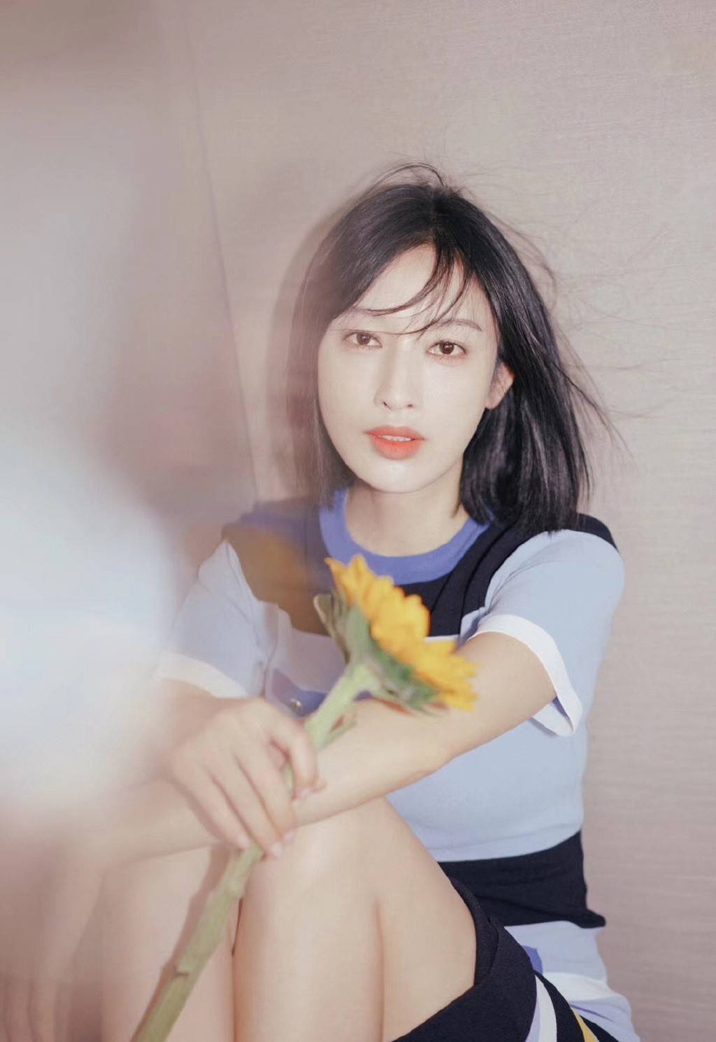 张俪太会穿了,及肩短发配收腰条纹连衣裙,35岁美成了18岁