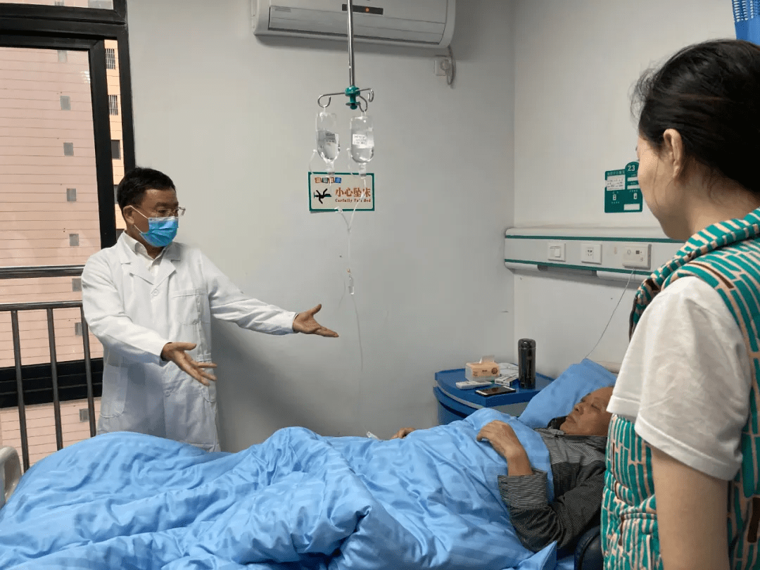 夏廷毅教授正在病房看望放疗病人