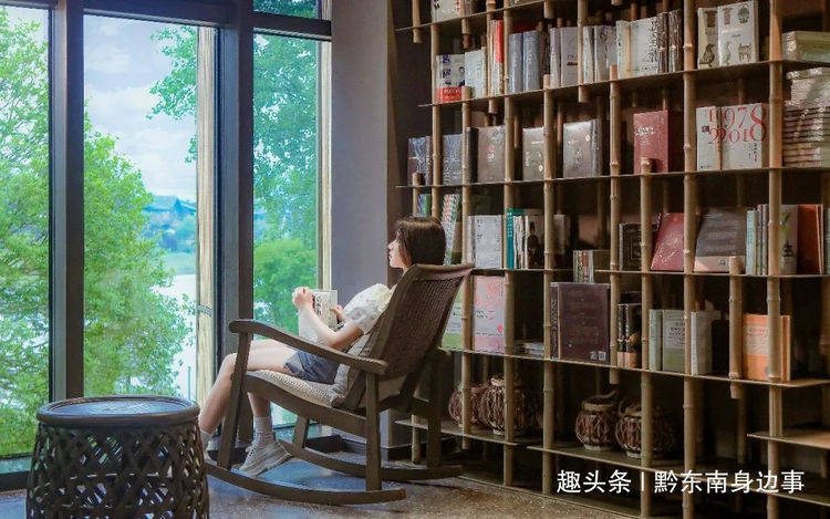 在温柔的小镇,享受两个人浪漫的午后时光.