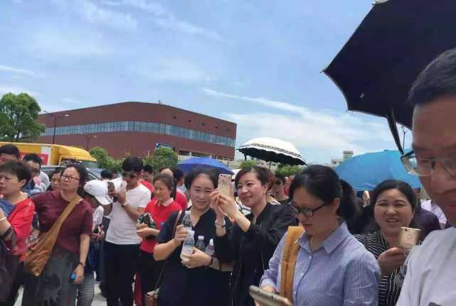 原创女儿考上985,家长发朋友圈庆祝,亲戚不但不祝福还让复读