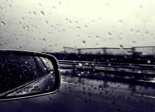 雨天开车时,车窗玻璃和后视镜看不清怎么办?