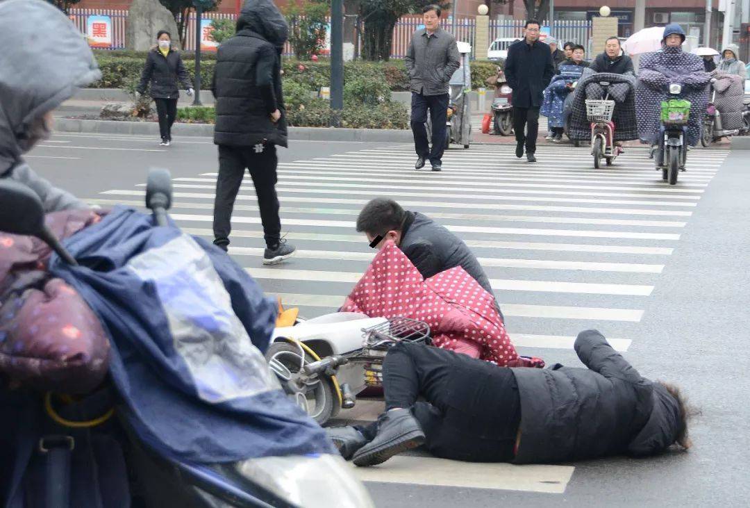 原创你知道车主在正常行驶的情况下,撞到闯红灯的行人时需要负责吗?