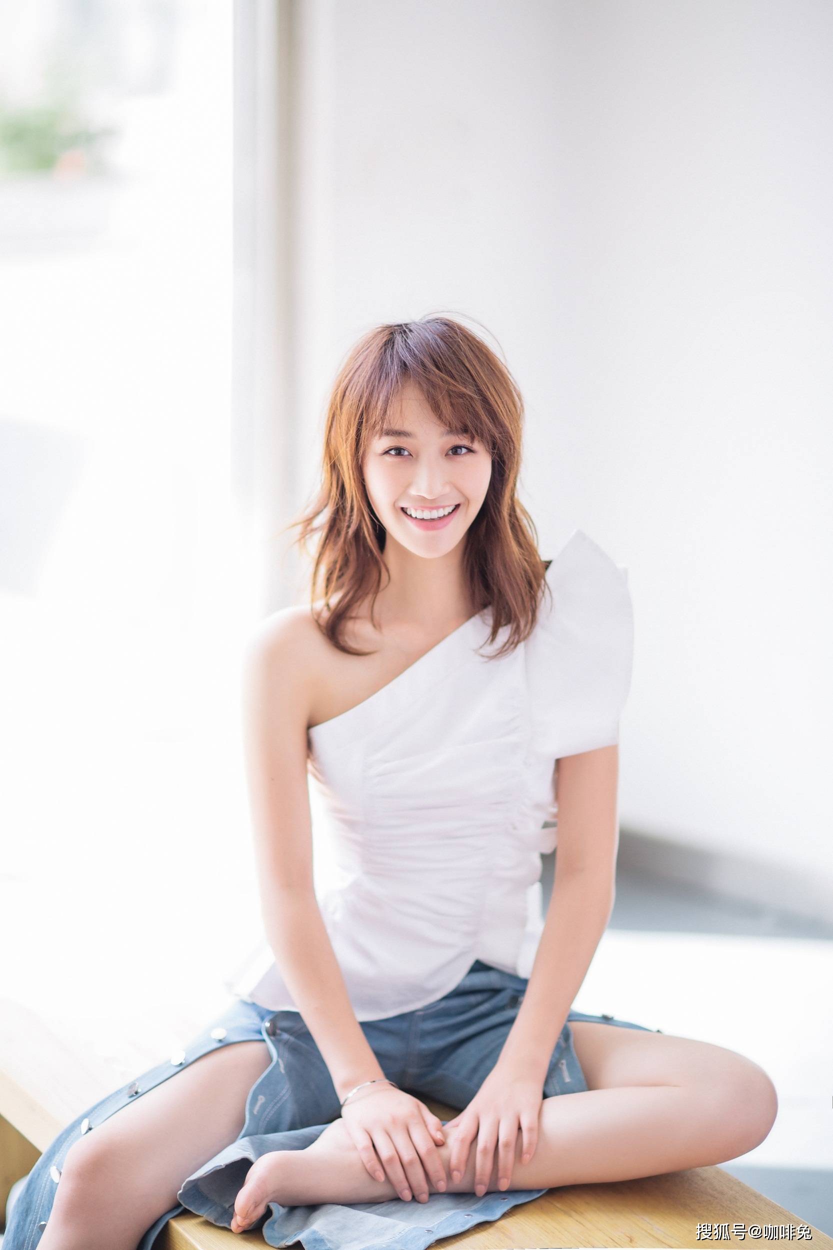 原创大众脸究竟要怎么穿搭才个性时尚看蓝盈莹的穿搭真够时髦好个性