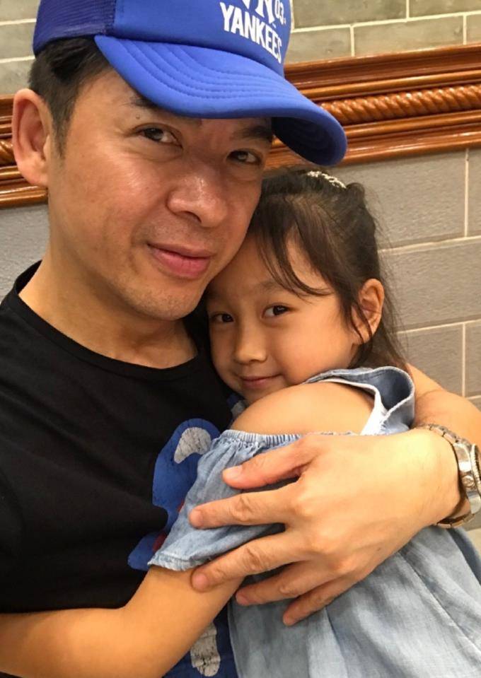 原创郭政鸿罕晒女儿照片,为女儿庆生,父女俩同款笑容合影